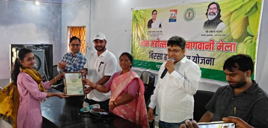 किसानों ने आम की प्रजातियों का किया प्रदर्शन