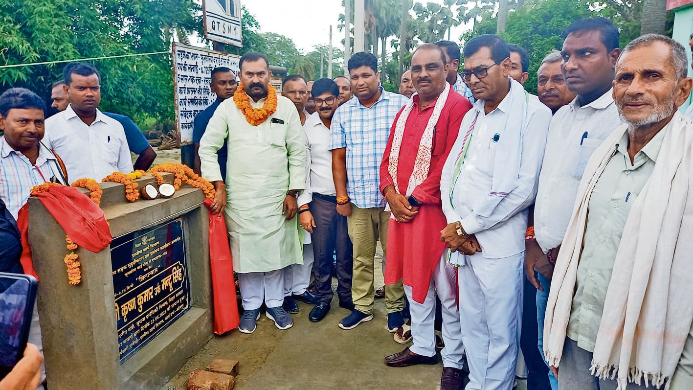 Saran News : मकेर में दो सड़कों का मंत्री मंटू सिंह ने किया शिलान्यास