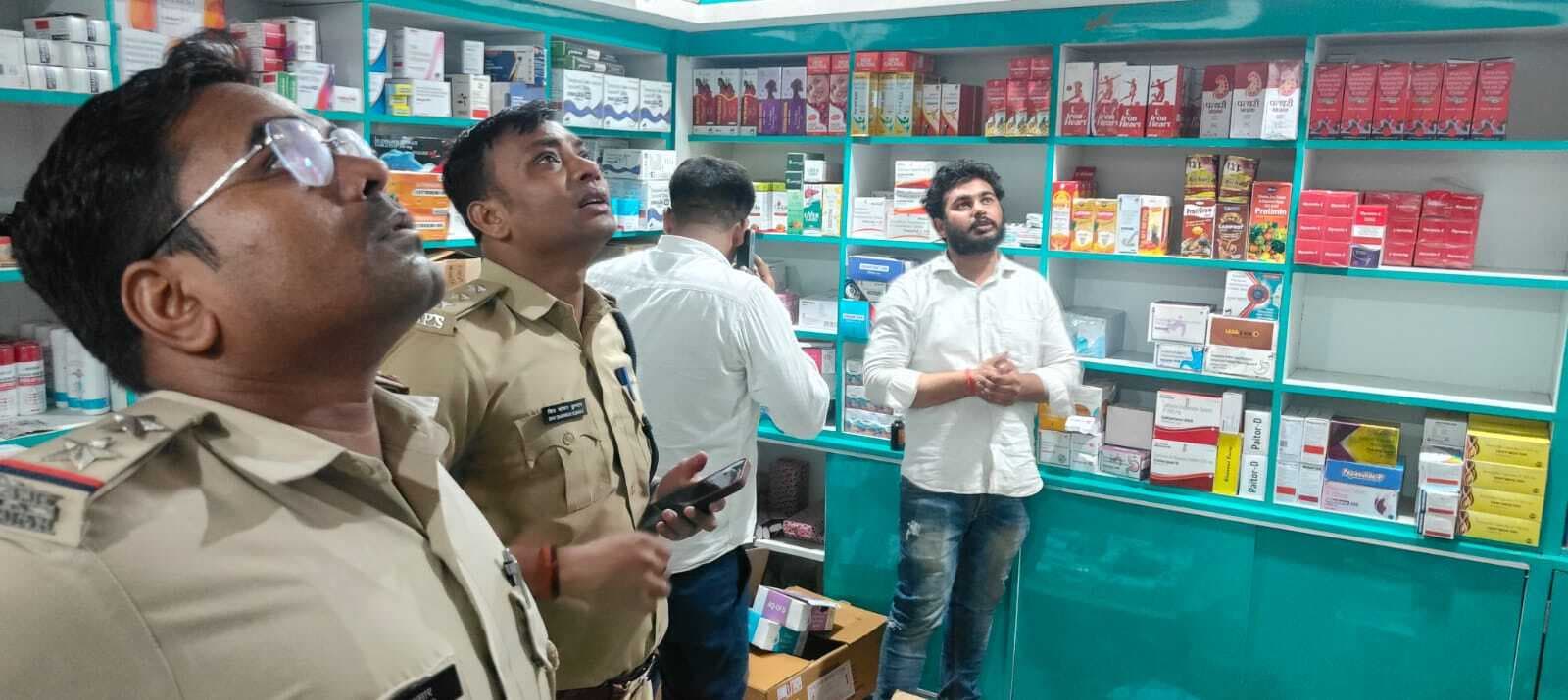 kaimur News : शहर में दवा कारोबारी की दुकान पर अपराधियों ने की फायरिंग, दहशत