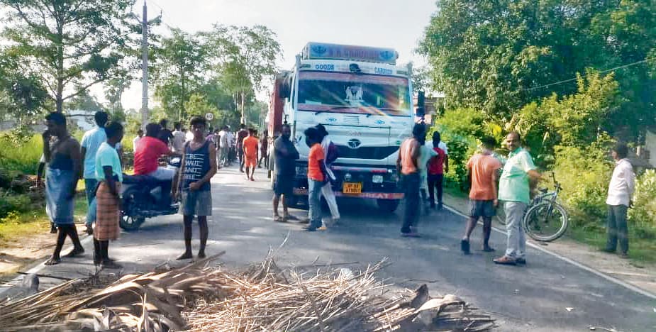 Gopalganj News : बनकट्टी में अनियंत्रित ट्रक से कुचल महिला की मौत, एक जख्मी रेफर