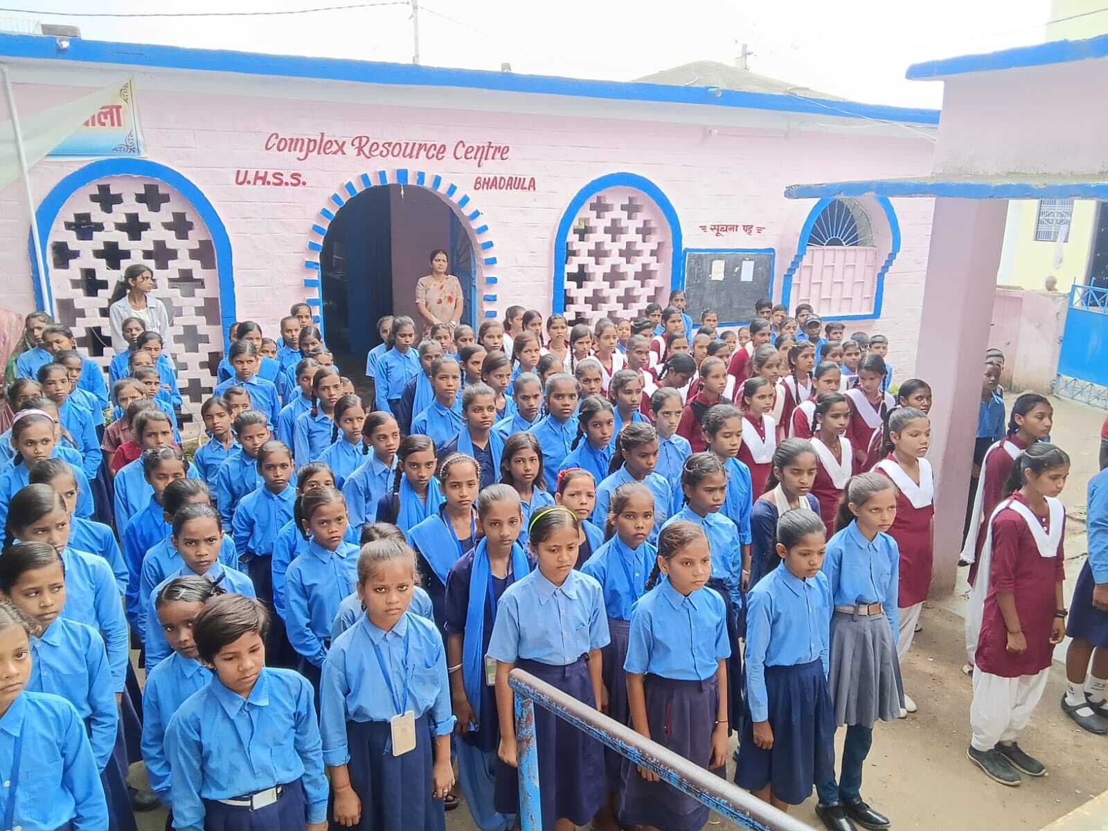 kaimur News : कुदरा के भदौला में भवन का अभाव, पांच कमरों में बैठते हैं 800 छात्र