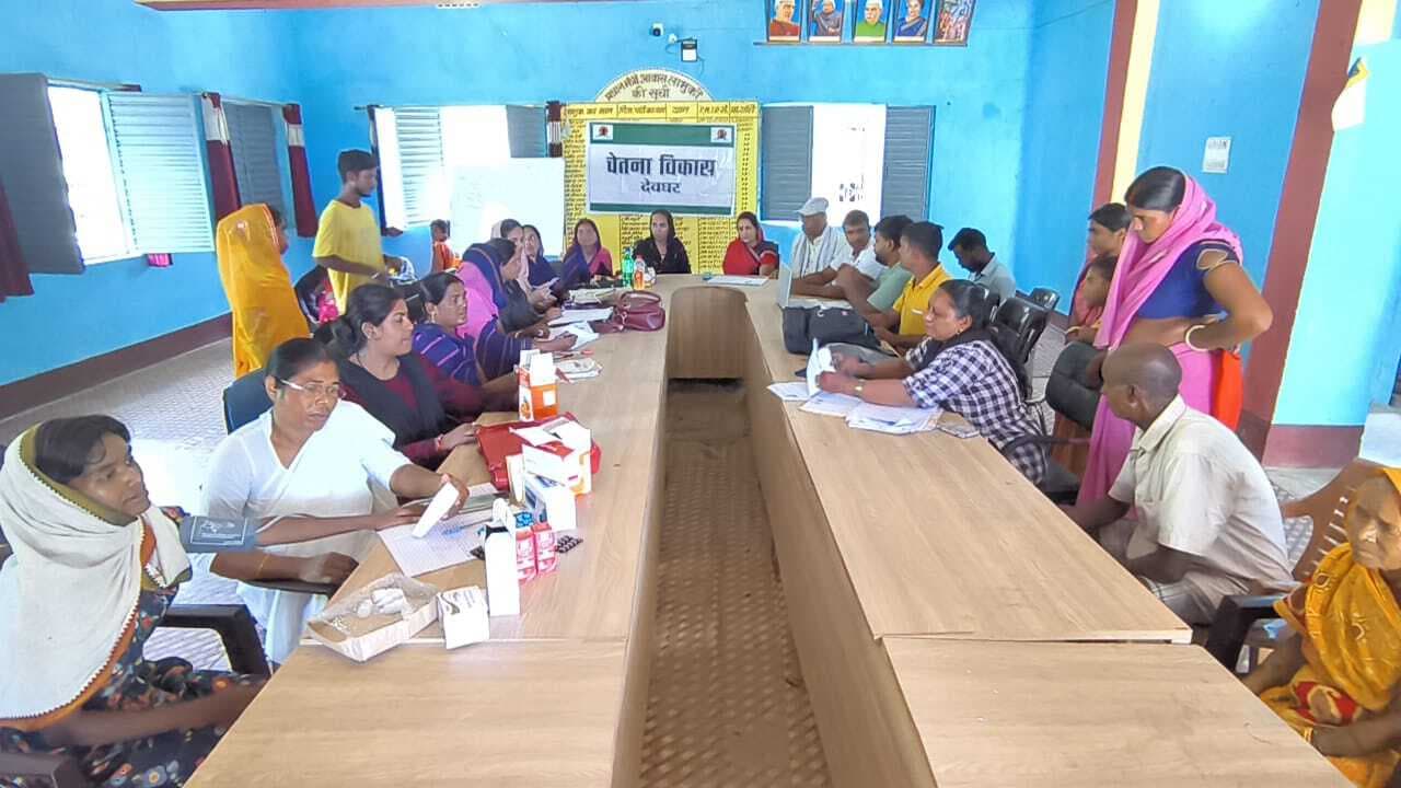 ग्राम उत्कर्ष अभियान शिविर में राशन व पेंशन के आये आवेदन