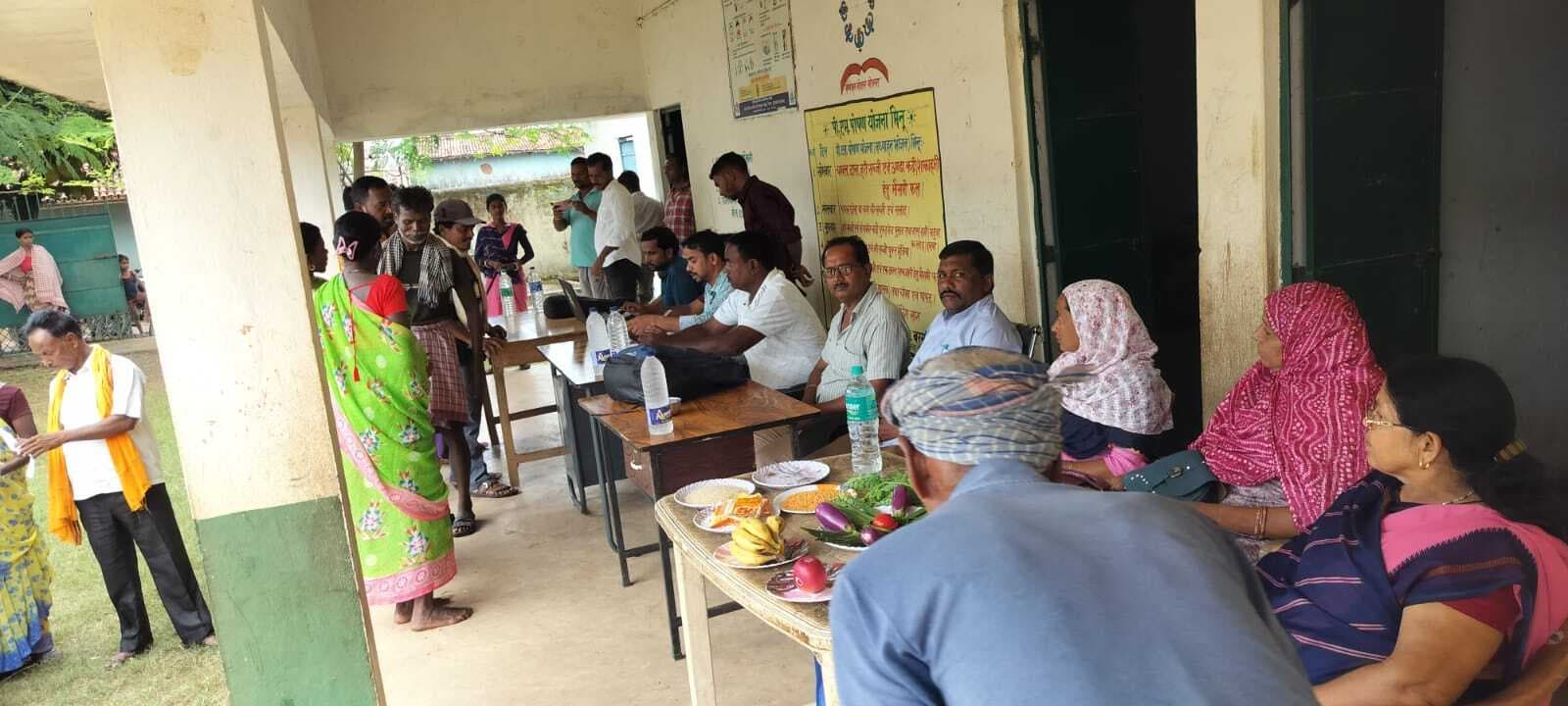 योजनाओं के लाभ लेने के लिए शिविर में जुटी भीड़