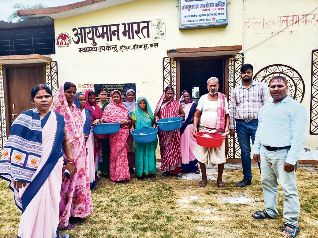 Saran News : फाइलेरिया के मरीजों के बीच एमएमडीपी किट का वितरण