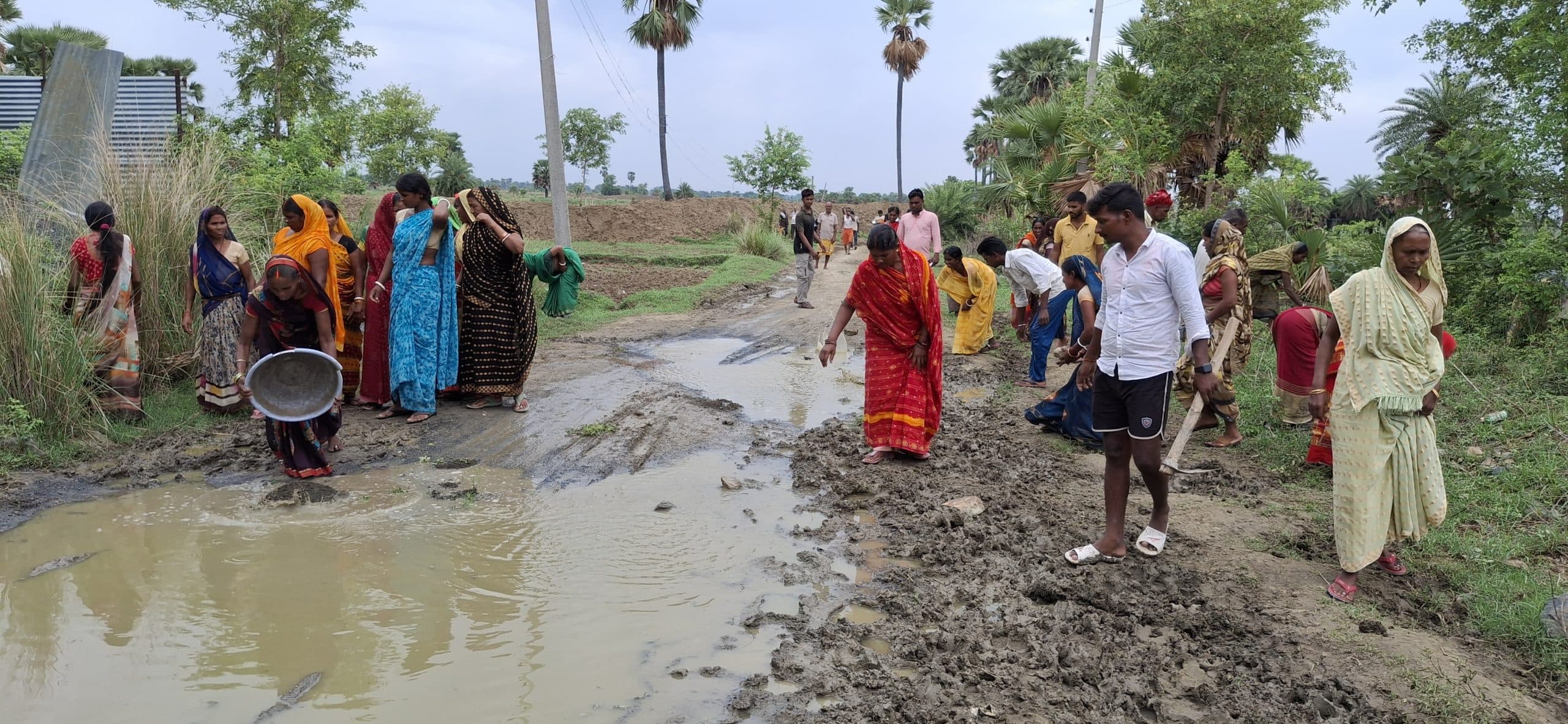 Gaya News : आजादी के सात दशक बाद भी सड़क के लिए तरस रहा सिजुआ गांव, ग्रामीण कर रहे श्रमदान