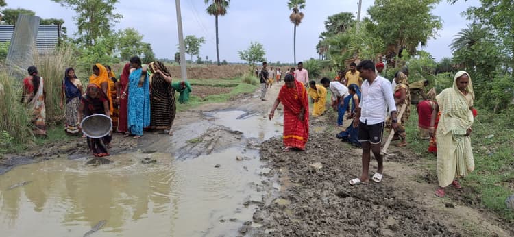 Gaya News : आजादी के सात दशक बाद भी सड़क के लिए तरस रहा सिजुआ गांव, ग्रामीण कर रहे श्रमदान