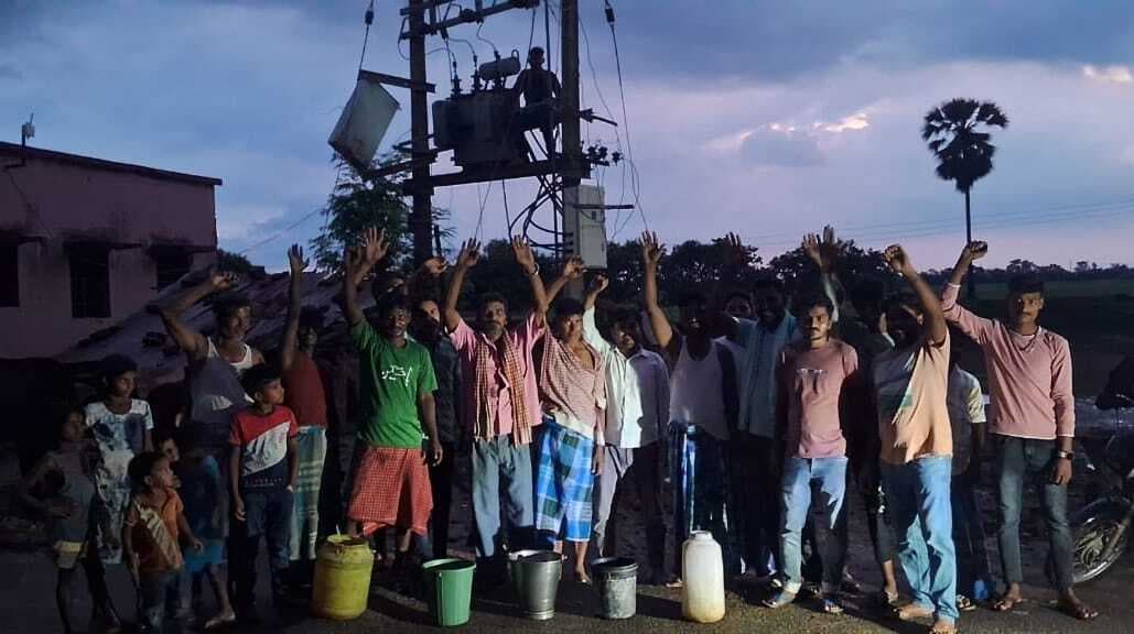 तीन दिनों से बिजली नहीं, पेयजलापूर्ति ठप, आक्रोशित ग्रामीणों ने किया प्रदर्शन