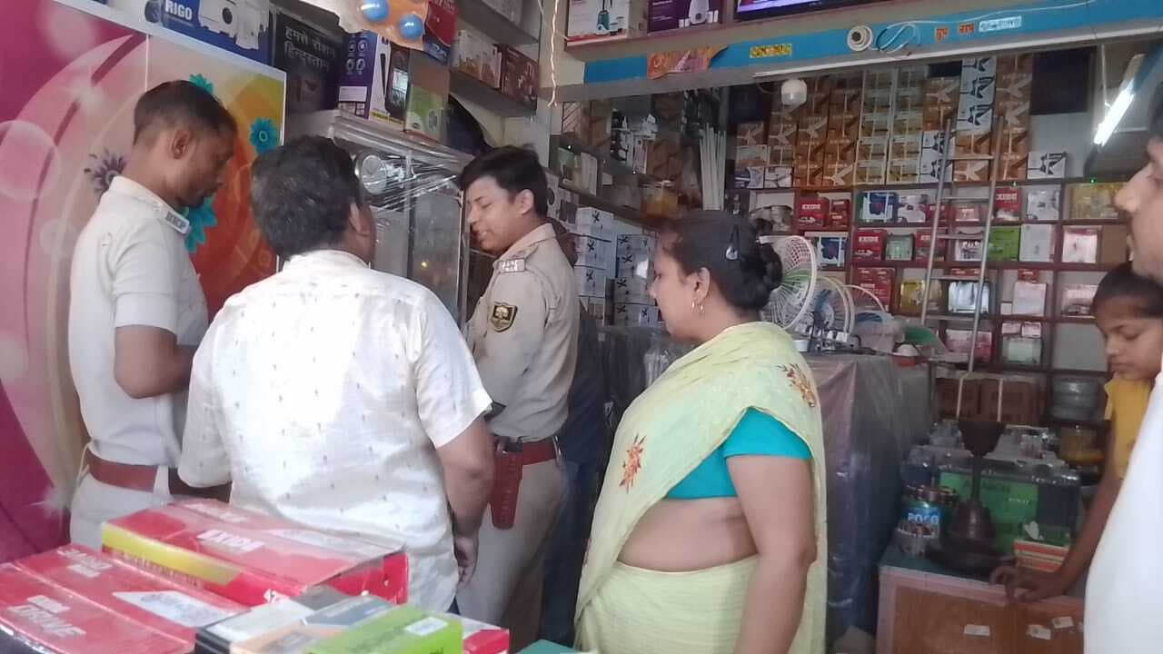 पुलिस छापेमारी में तूफान ब्रांड का नकली पंखा बरामद