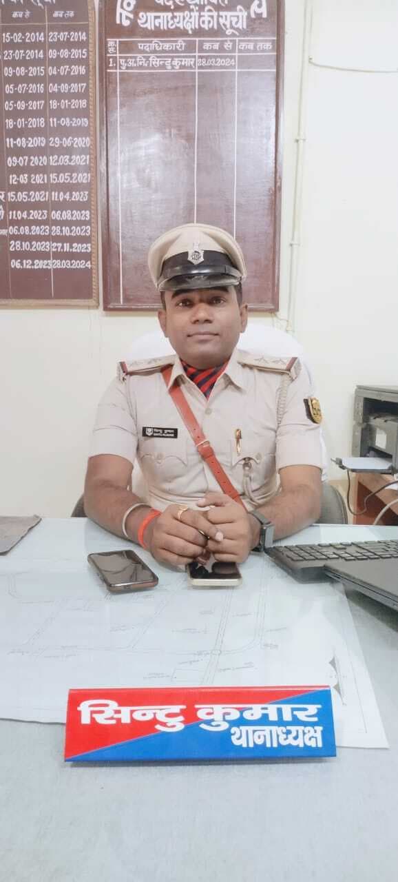 चित्रगुप्त नगर थानाध्यक्ष को एसपी ने किया सम्मानित