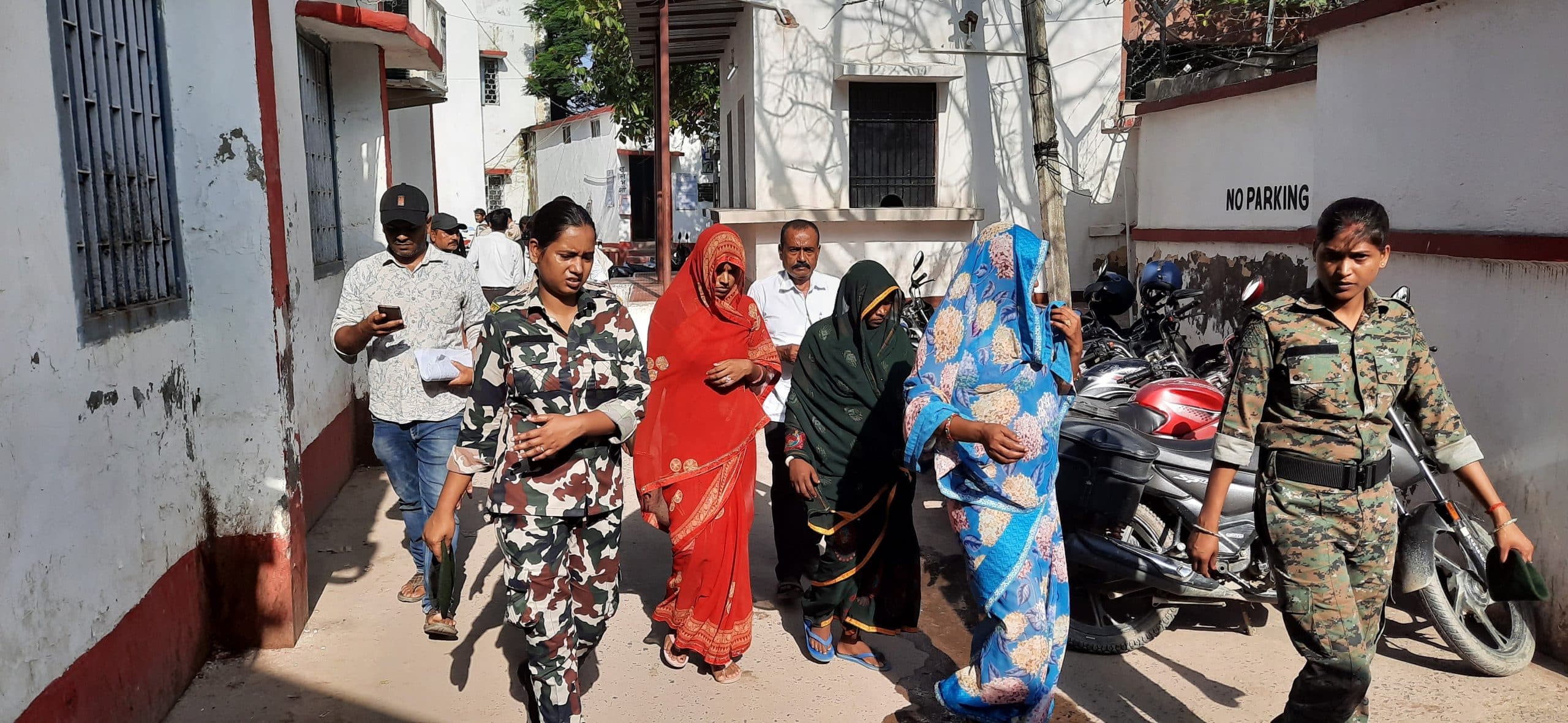 Madhubani News : कोर्ट परिसर में महेश्वर सिंह हत्याकांड मामले में गिरफ्तार महिलाओं को भेजा जेल