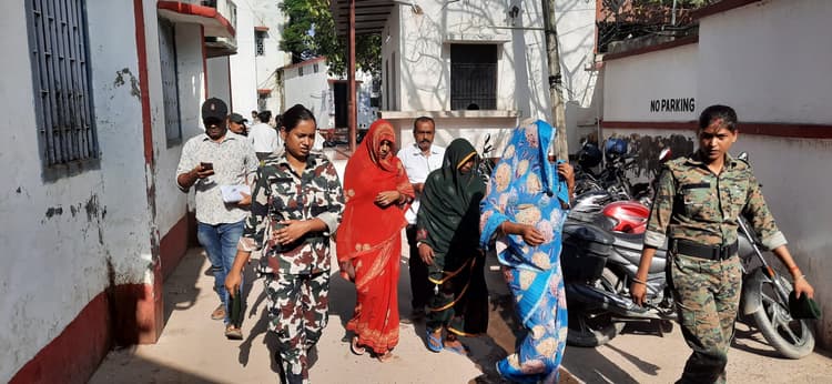 Madhubani News : कोर्ट परिसर में महेश्वर सिंह हत्याकांड मामले में गिरफ्तार महिलाओं को भेजा जेल