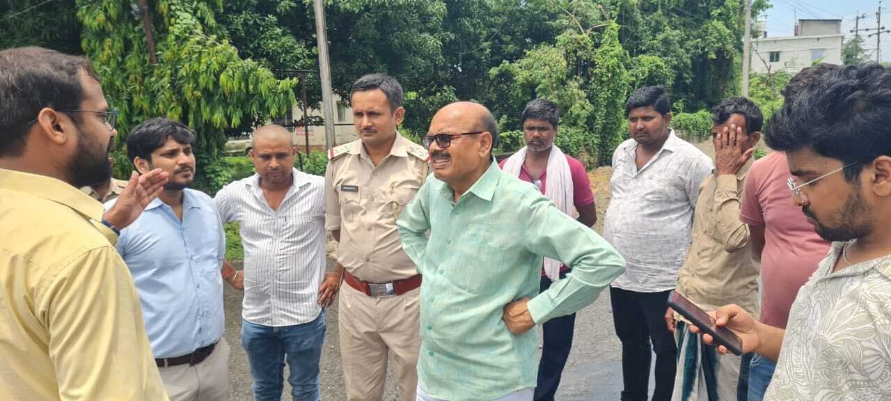 विधायक ने किया निर्माणाधीन नाला का निरीक्षण