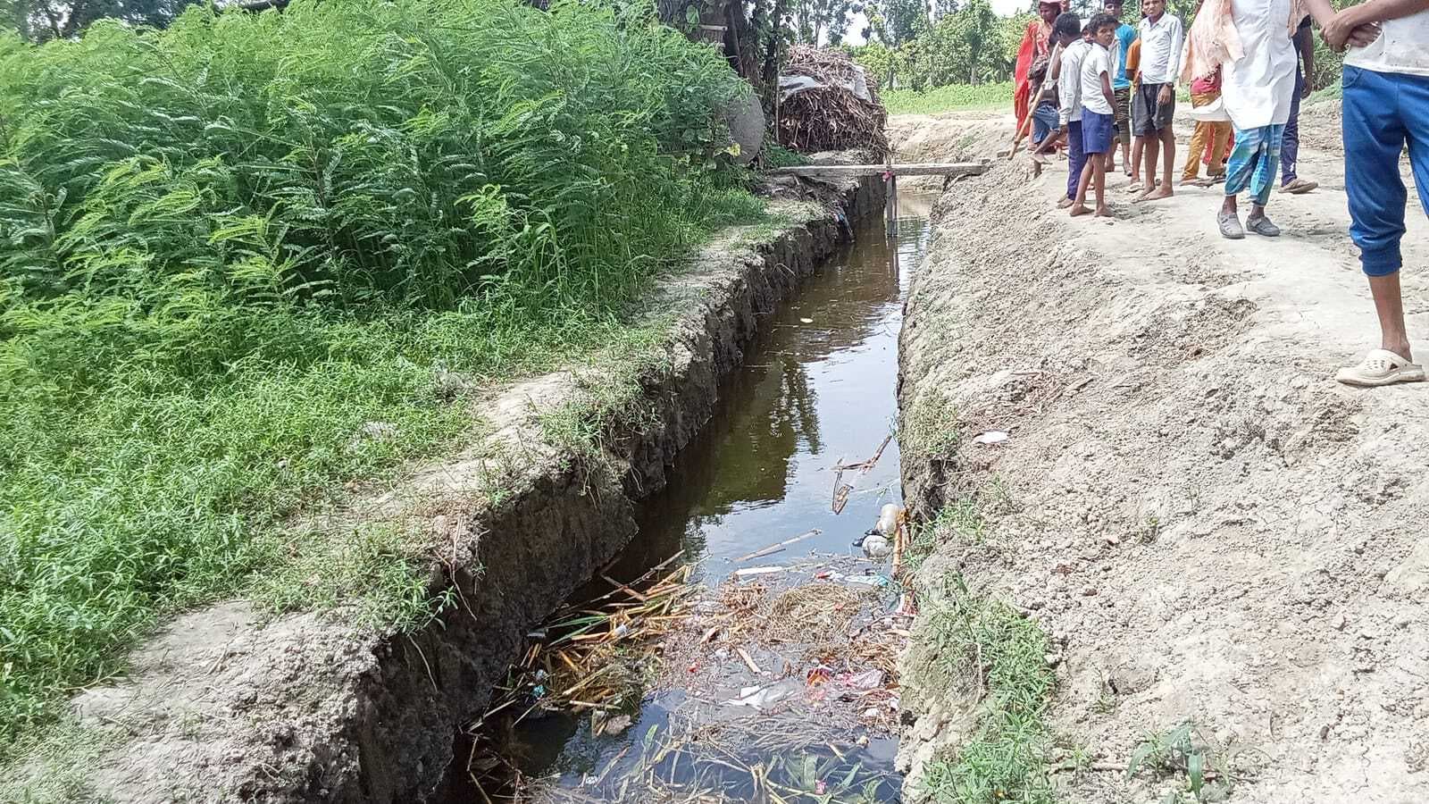 गड्ढे में डूबने से बालक की मौत, परिजनों ने किया सड़क जाम