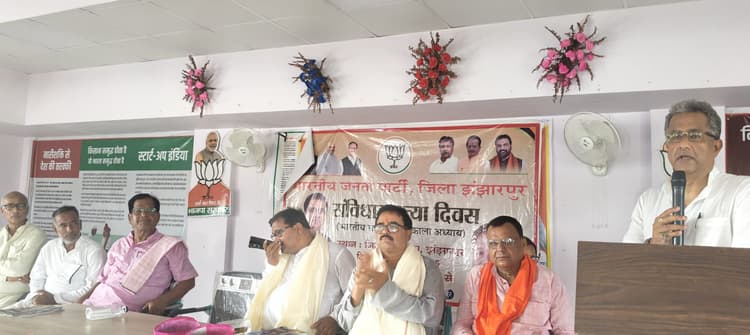 Madhubani News : सत्ता बचाने के लिए पूर्व पीएम इंदिरा गांधी ने लगाया था आपातकाल
