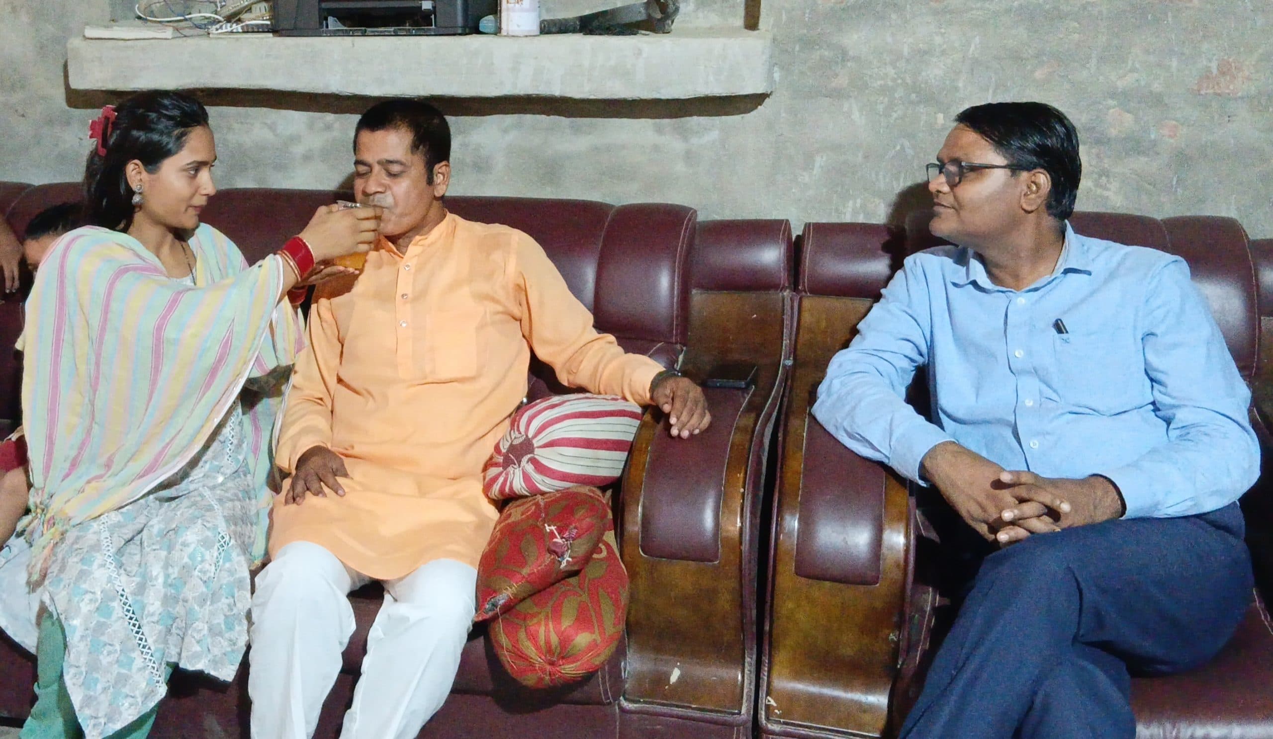 Madhubani News : बीडीओ ने पूर्व मुखिया का अनशन कराया समाप्त