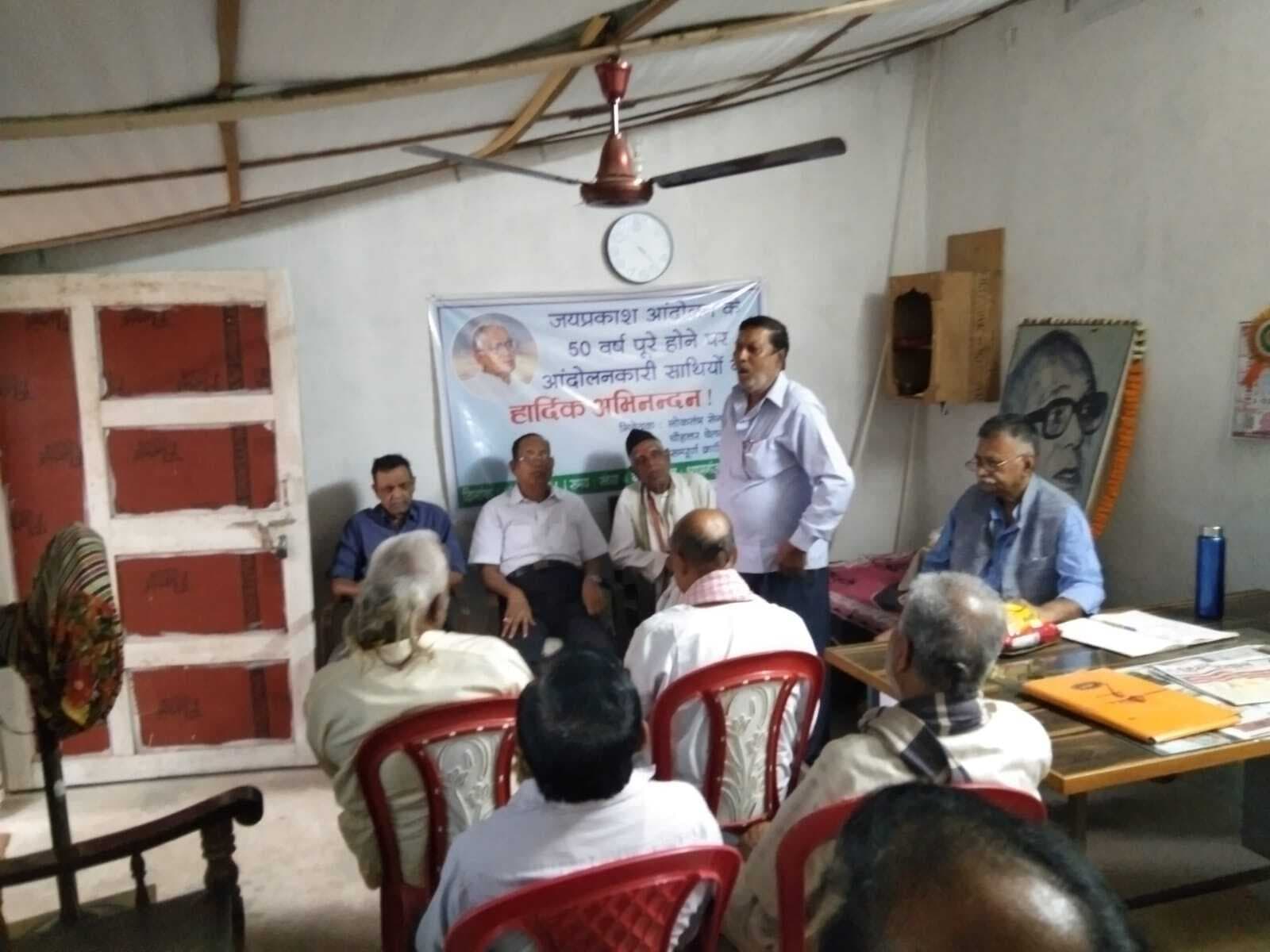 Deoghar news : आपातकाल की वर्षगांठ पर हुई विचार गोष्ठी, लोकतंत्र सेनानियों को सम्मान देने की मांग