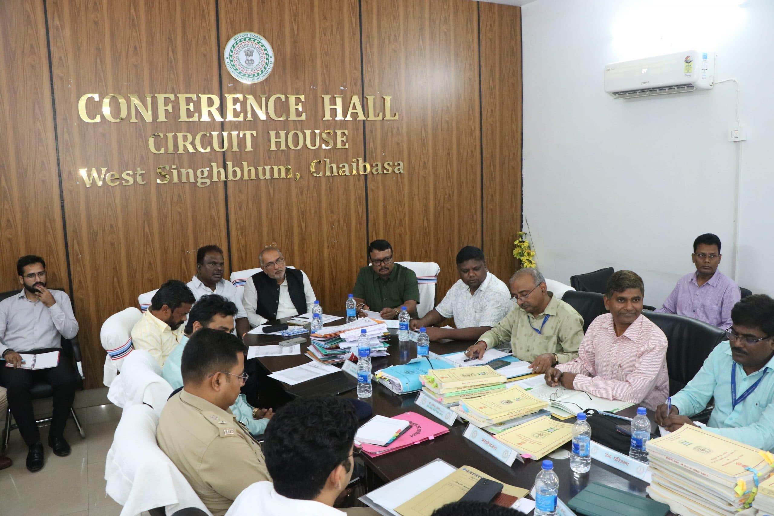 Chaibasa News : योजनाओं को तय समय में पूरा कराने का निर्देश