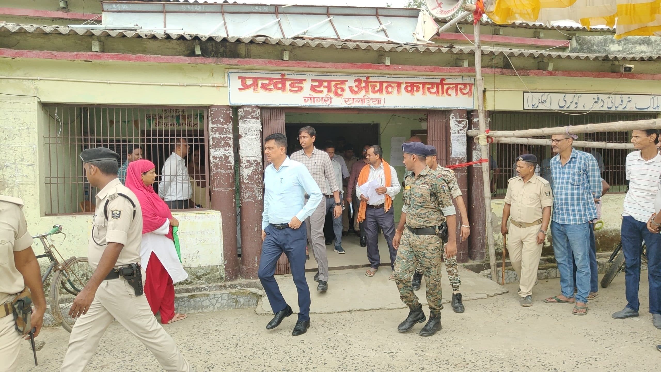 गरीब व कमजोर वर्ग के लोगों तक पहुंचना चाहिए योजनाओं का लाभ : डीएम