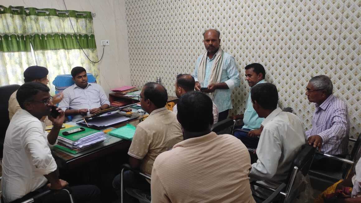 किसानों की समस्या से अवगत हुए एसडीओ, दिया आश्वासन