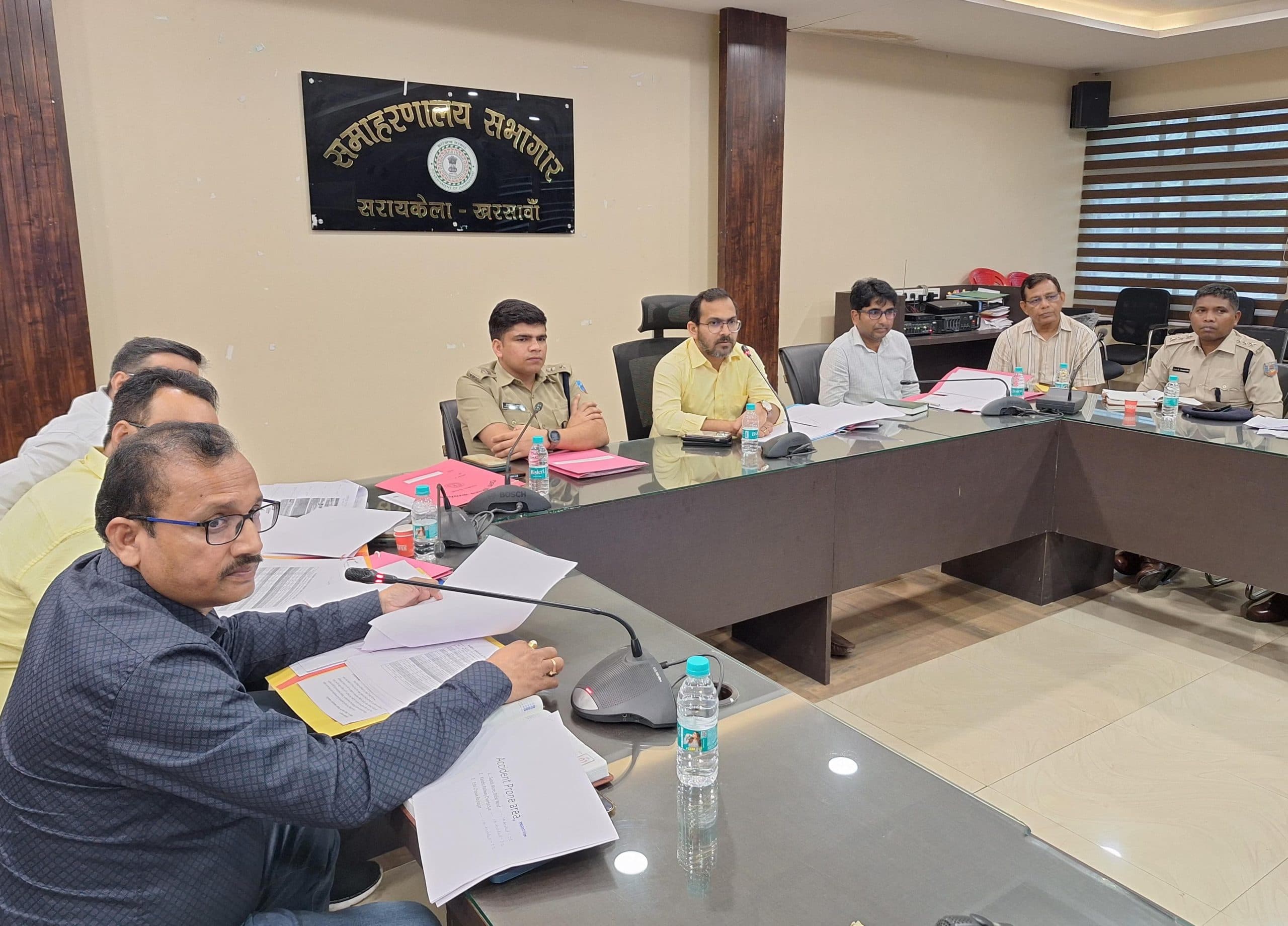 Seraikela Kharsawan News :चौका-चाईबासा तक क्षतिग्रस्त सड़क की मरम्मत अविलंब कराएं : डीसी