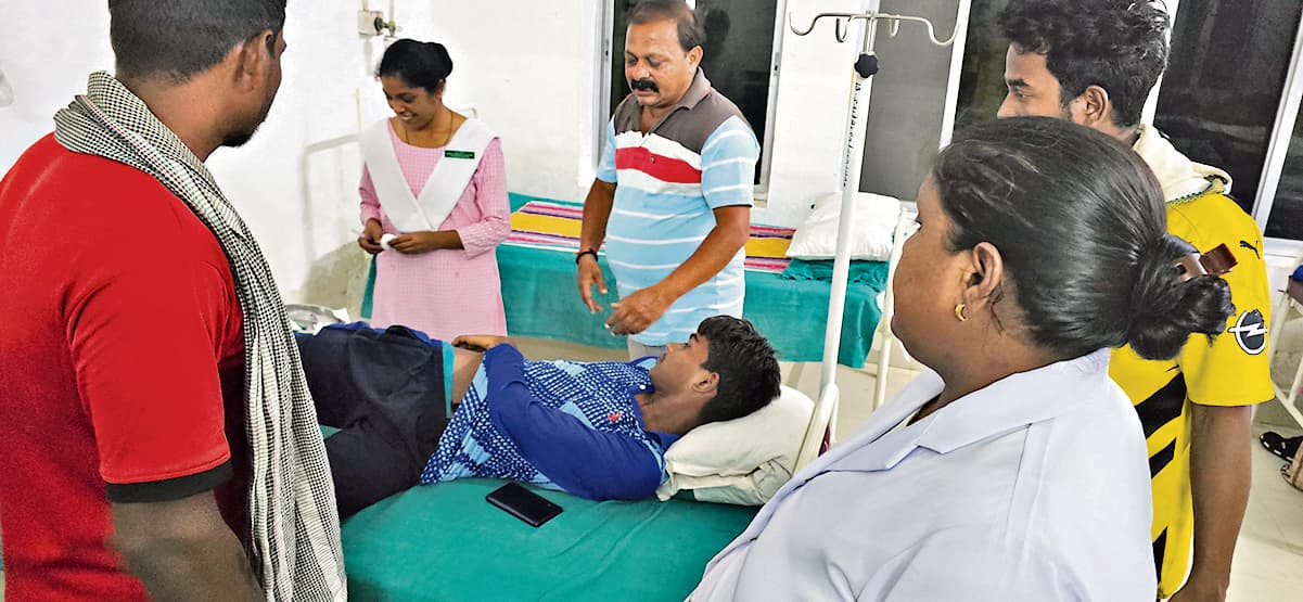 Chaibasa News : खाना खाते समय सांप ने युवक को काटा, हालत गंभीर, अस्पताल में चल रहा इलाज