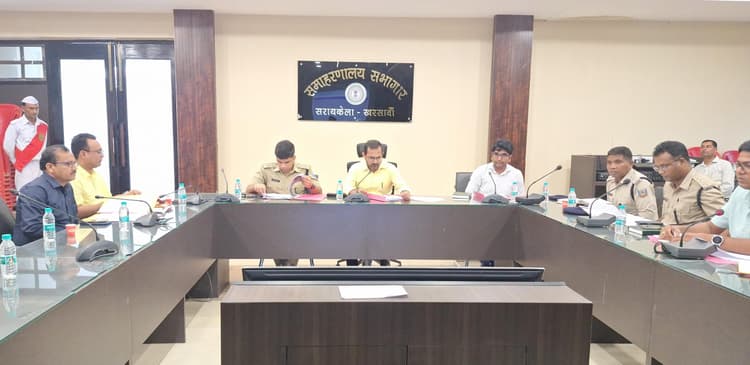 Seraikela Kharsawan News :अवैध बालू उठाव पर रोक के लिये चेकपोस्ट में सीसीटीवी से हो रही निगरानी : डीएमओ