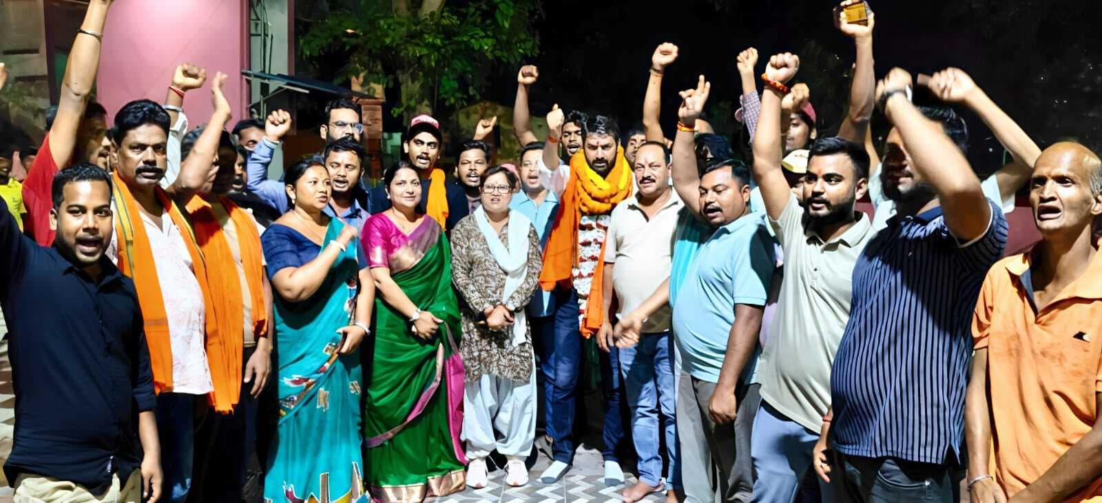 East Singhbhum News : हाइकोर्ट से जमानत के बाद घाटशिला जेल से निकले जिप सदस्य कर्ण सिंह