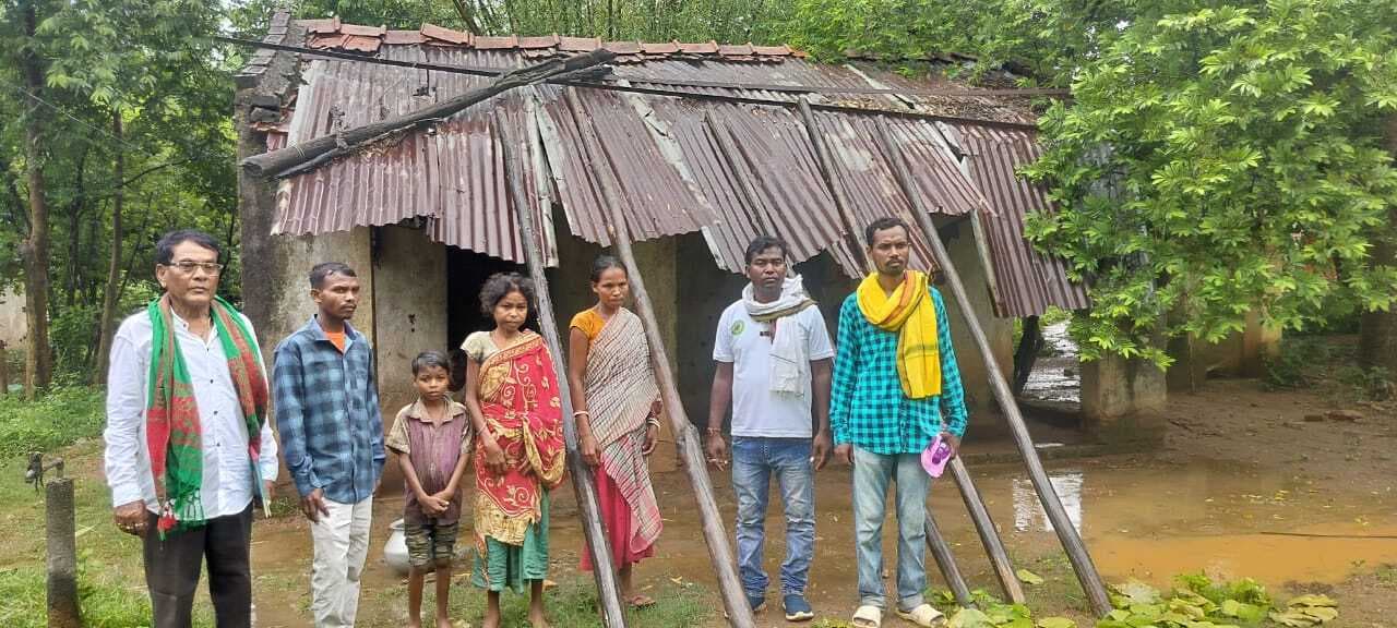 East Singhbhum News : गोलकाटा गांव में 21 सबर परिवार, झुग्गी-झोपड़ी में रहते हैं 18 परिवार