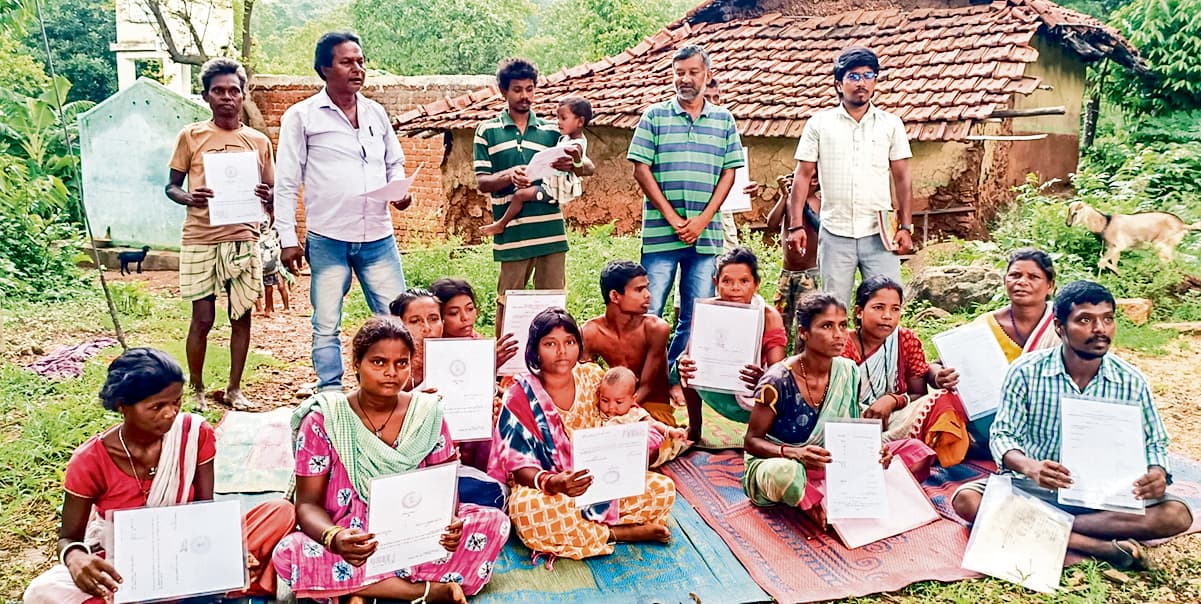 East Singhbhum News : 16 पहाड़िया परिवारों को घर खाली करने का नोटिस, एक को डीसी ऑफिस पर प्रदर्शन