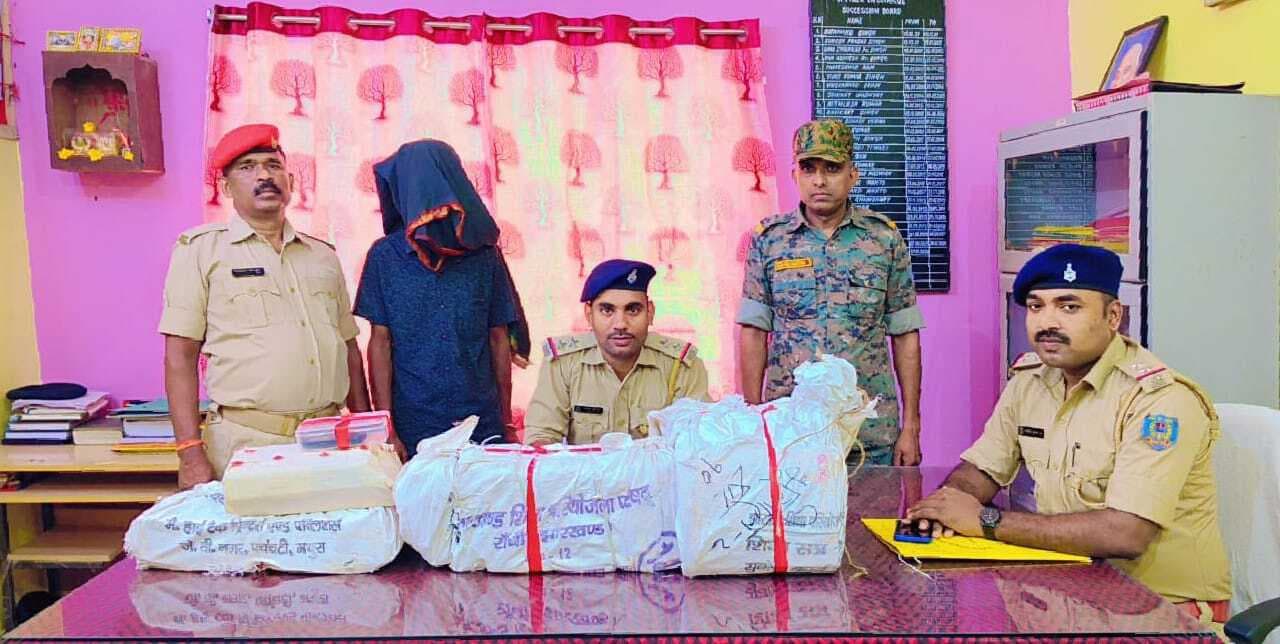 East Singhbhum News : सरकारी स्कूल के बच्चों के बीच वितरण के लिए लायी गयी कॉपी-किताबों को बेचने का मामला