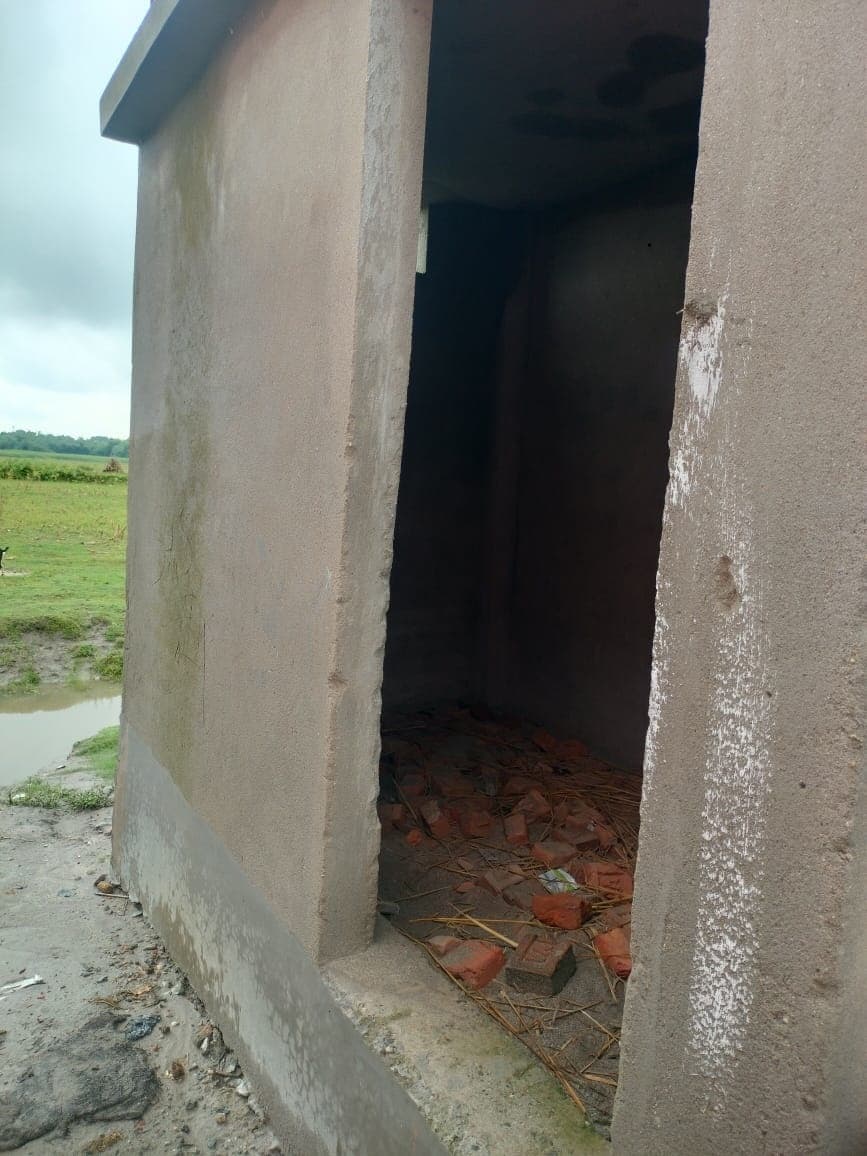 ठेकेदार ने स्कूल में शौचालय का निर्माण अधूरा छोड़ा