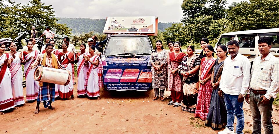 Rourkela News: धरती आबा जनजातीय ग्राम उत्कर्ष अभियान में सरकार के विकास कार्यक्रमों की मिली जानकारी