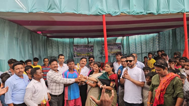 Dhanbad News: उवि मुगमा व उउवि कालीमाटी की टीम बनी विजेता
