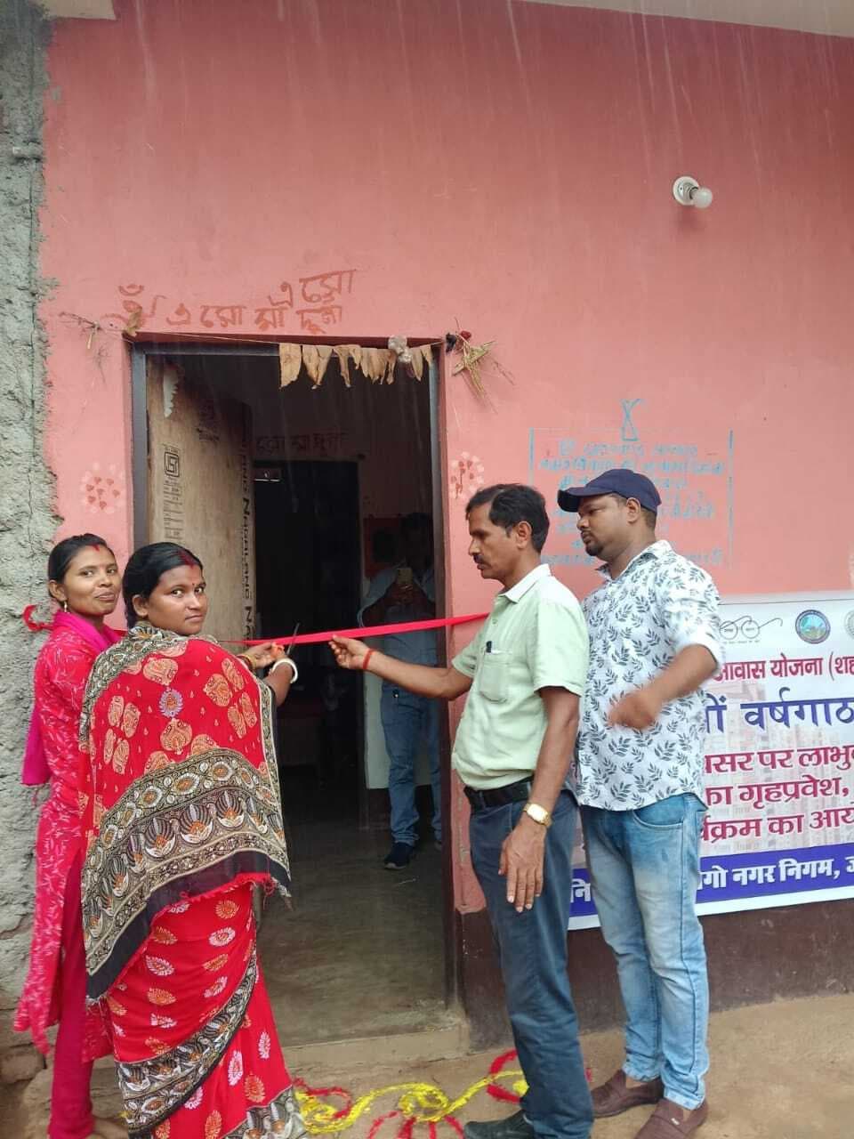 Jamshedpur News : मानगो में पीएम आवास योजना की 10वीं वर्षगांठ पर दस लाभुकों का कराया गया गृह प्रवेश