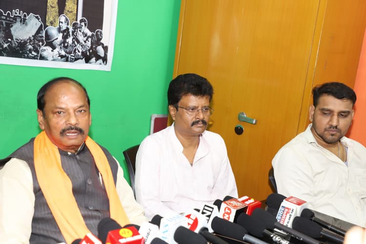 Jamshedpur News : आपातकाल लगाकर संविधान की हत्या करने वाली कांग्रेस को संविधान की नैतिक दुहाई देने का अधिकार नहीं : रघुवर दास