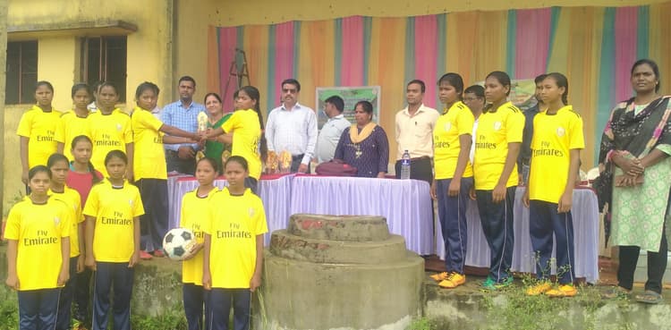 Giridih News: बालिका वर्ग में केवल कस्तूरबा विद्यालय की टीम पहुंची, बगैर खेले बनी विजेता