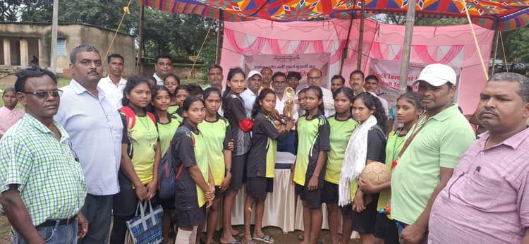 Giridih News: सालबहियार की टीम ने फुटबाल टूर्नामेंट का खिताब किया अपने नाम