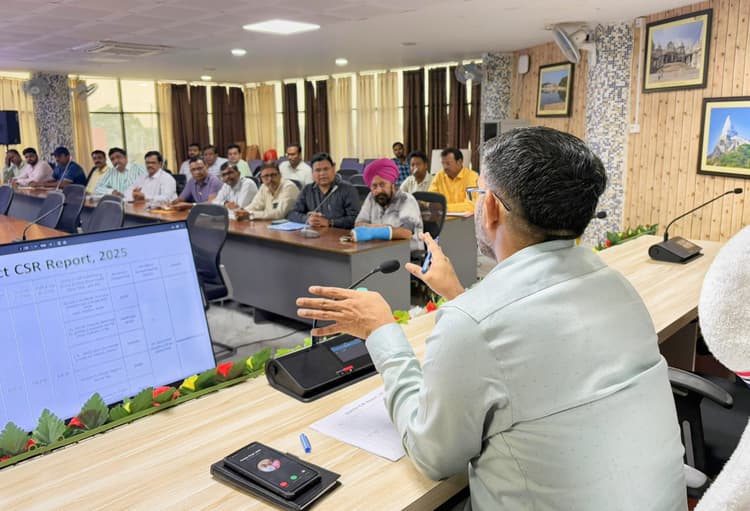 Giridih News: योजनाओं के चयन में लें ग्रामीणों व जनप्रतिनिधियों का सहयोग : उपायुक्त