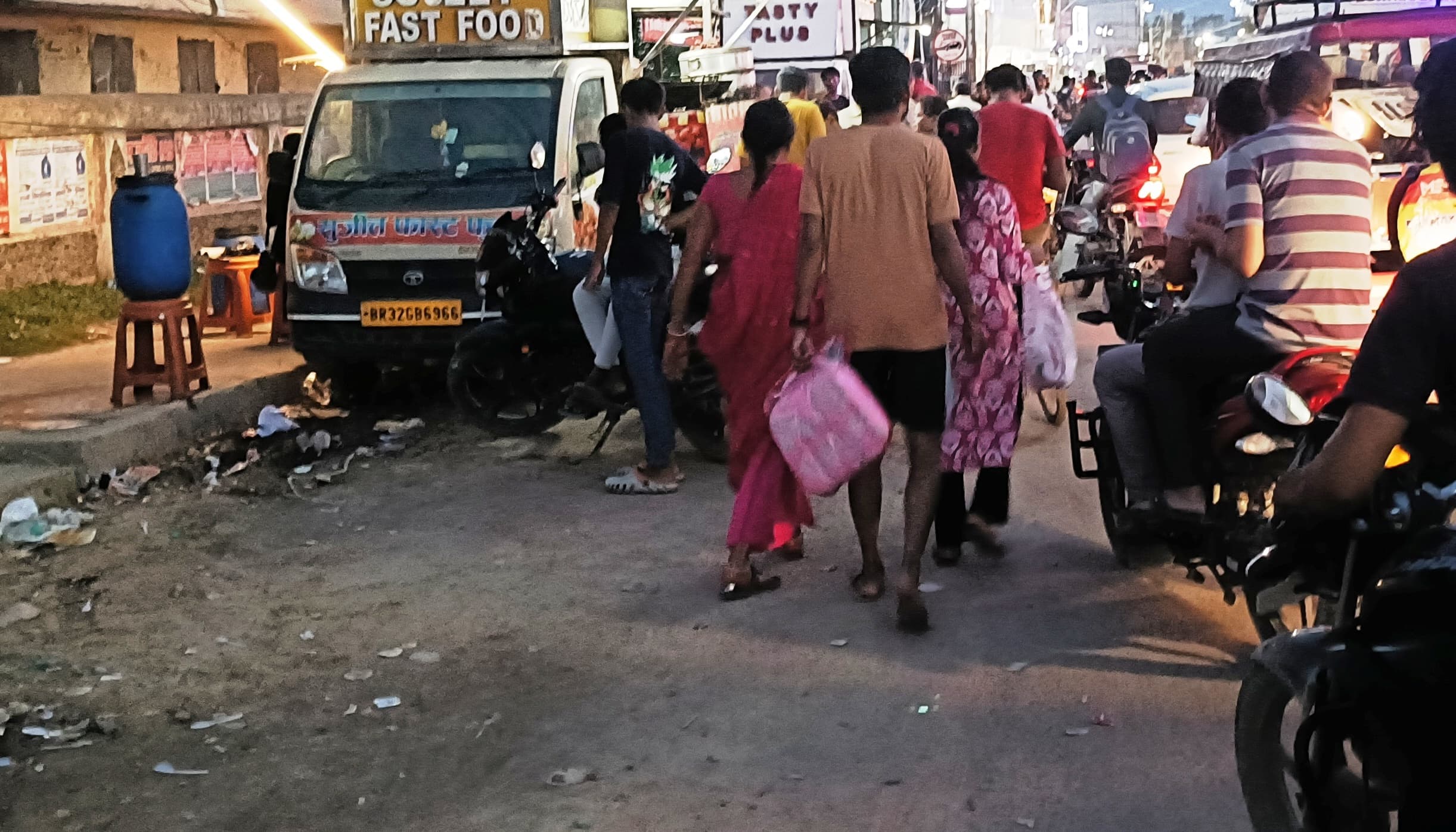 Madhubani  : फास्ट फूड का बढ़ रहा क्रेज, चाउमिन, मोमोस बना शाम का नाश्ता