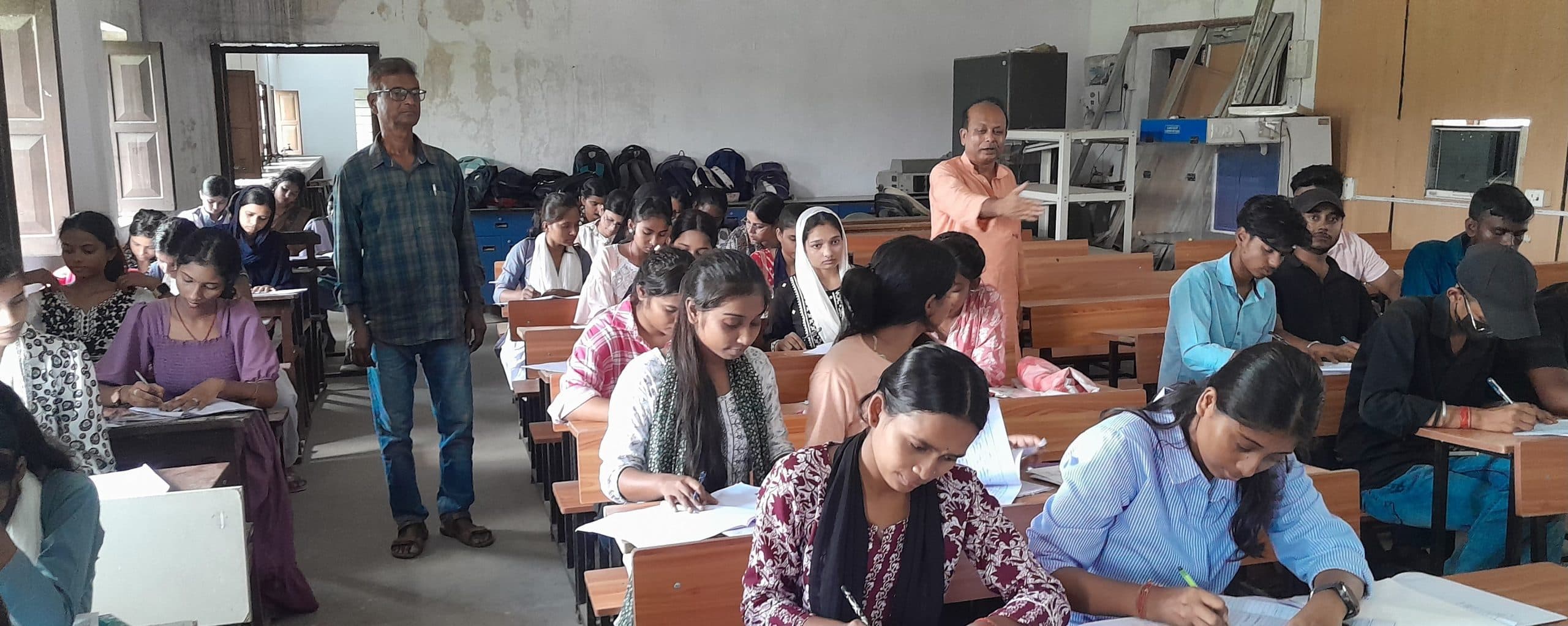 Madhubani  : डिग्री कॉलेजों में स्नातक तृतीय सेमेस्टर की प्रायोगिक परीक्षा शुरू