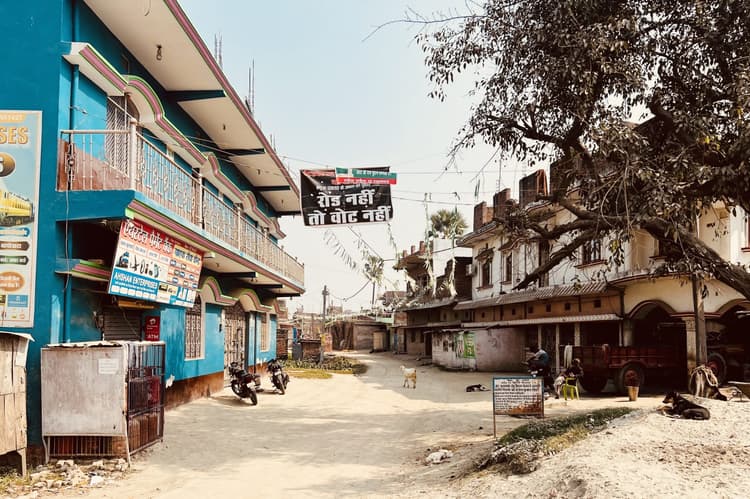 रोड नहीं तो वोट नहीं के नारे के साथ रोड की बदहाली पर ग्रामीणों ने जताया विरोध