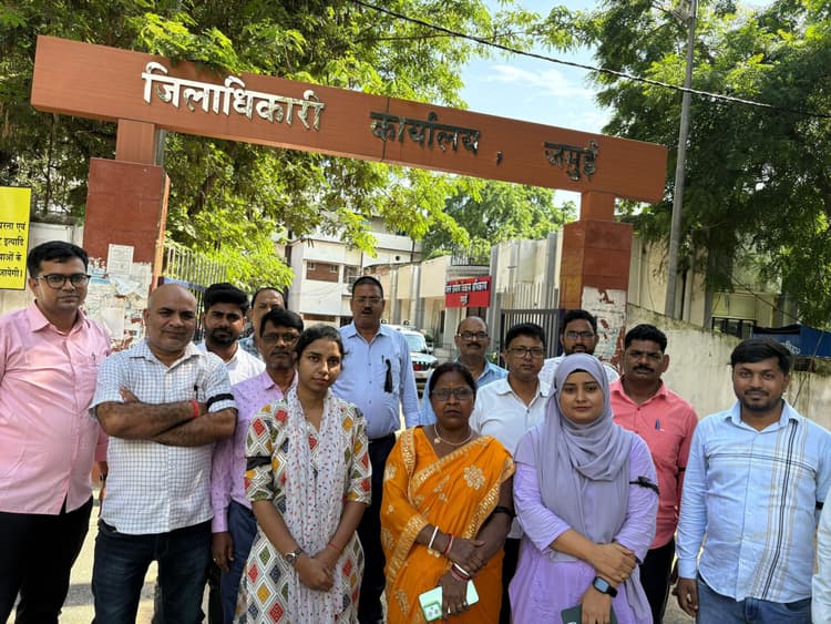 10 सूत्री मांगों को लेकर कर्मियों ने किया प्रदर्शन