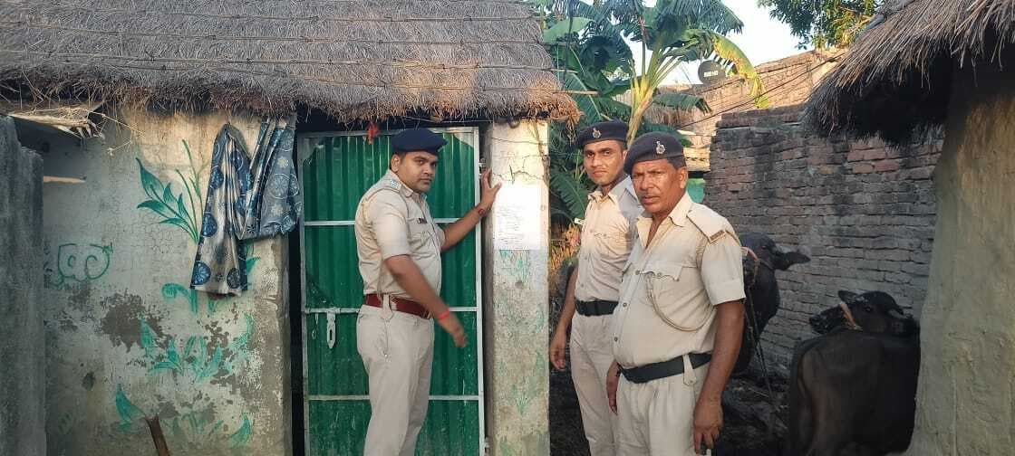 थावे पुलिस ने छह आरोपितों के घर पर चिपकाया इश्तेहार