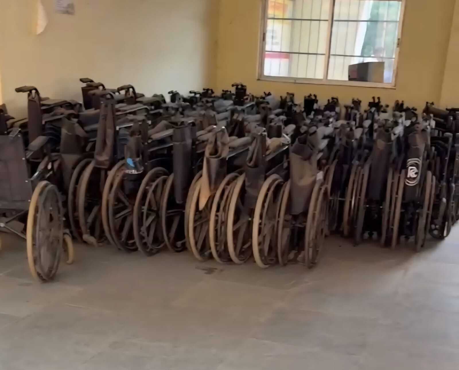 Jamshedpur news. पोटका प्रखंड कार्यालय में धूल फांक रही सैकड़ों व्हीलचेयर