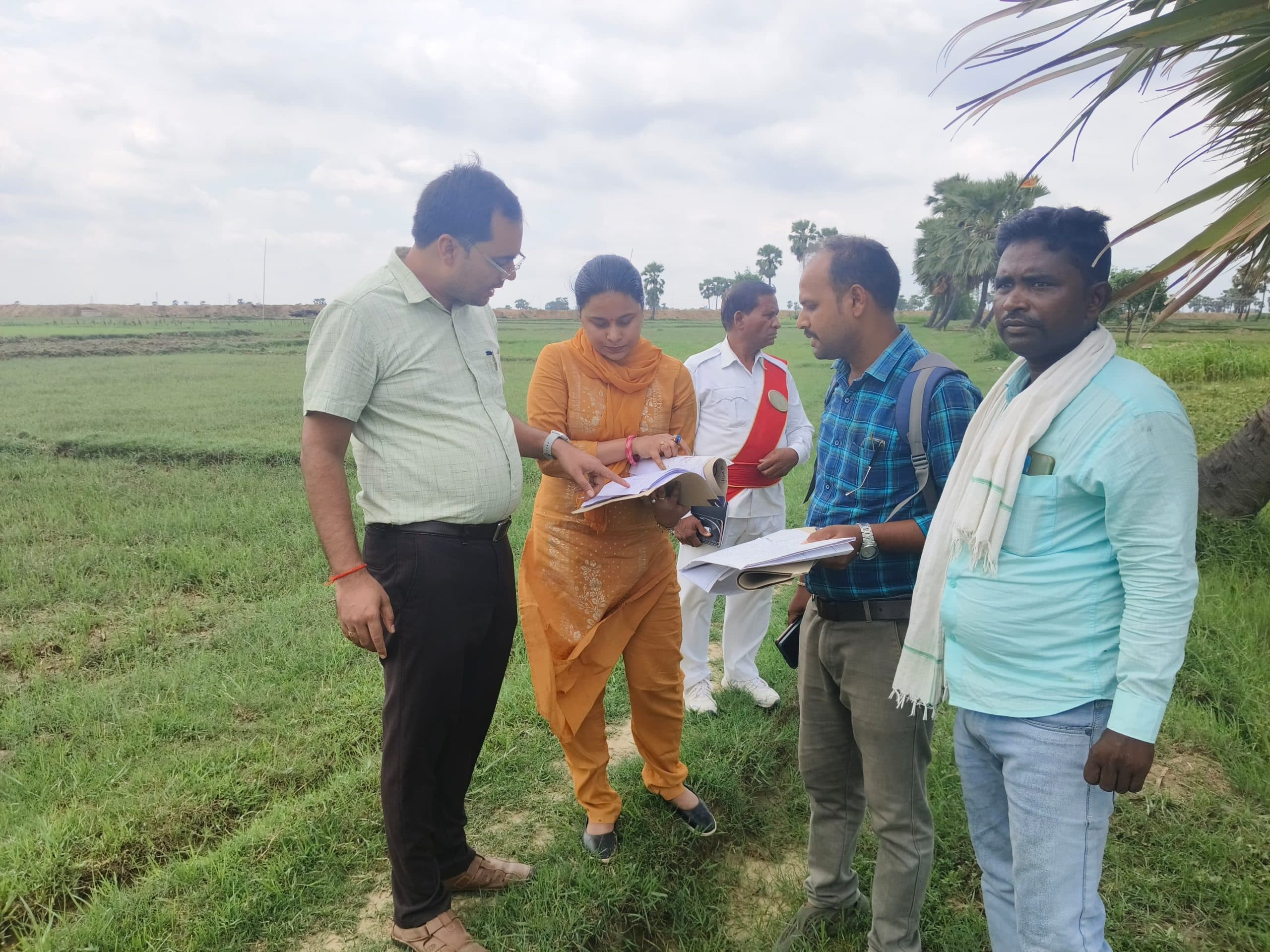 बेघर परिवारों को जमीन मुहैया कराने को लेकर एसडीएम ने की स्थलीय जांच
