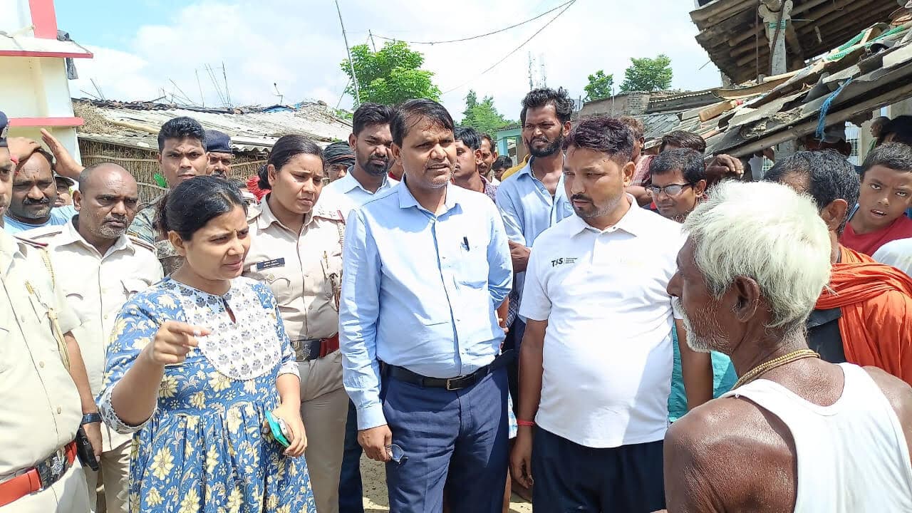 Madhubani  : जर्जर सड़क को लेकर लोगों ने बांस बल्ले से जाम की सड़क