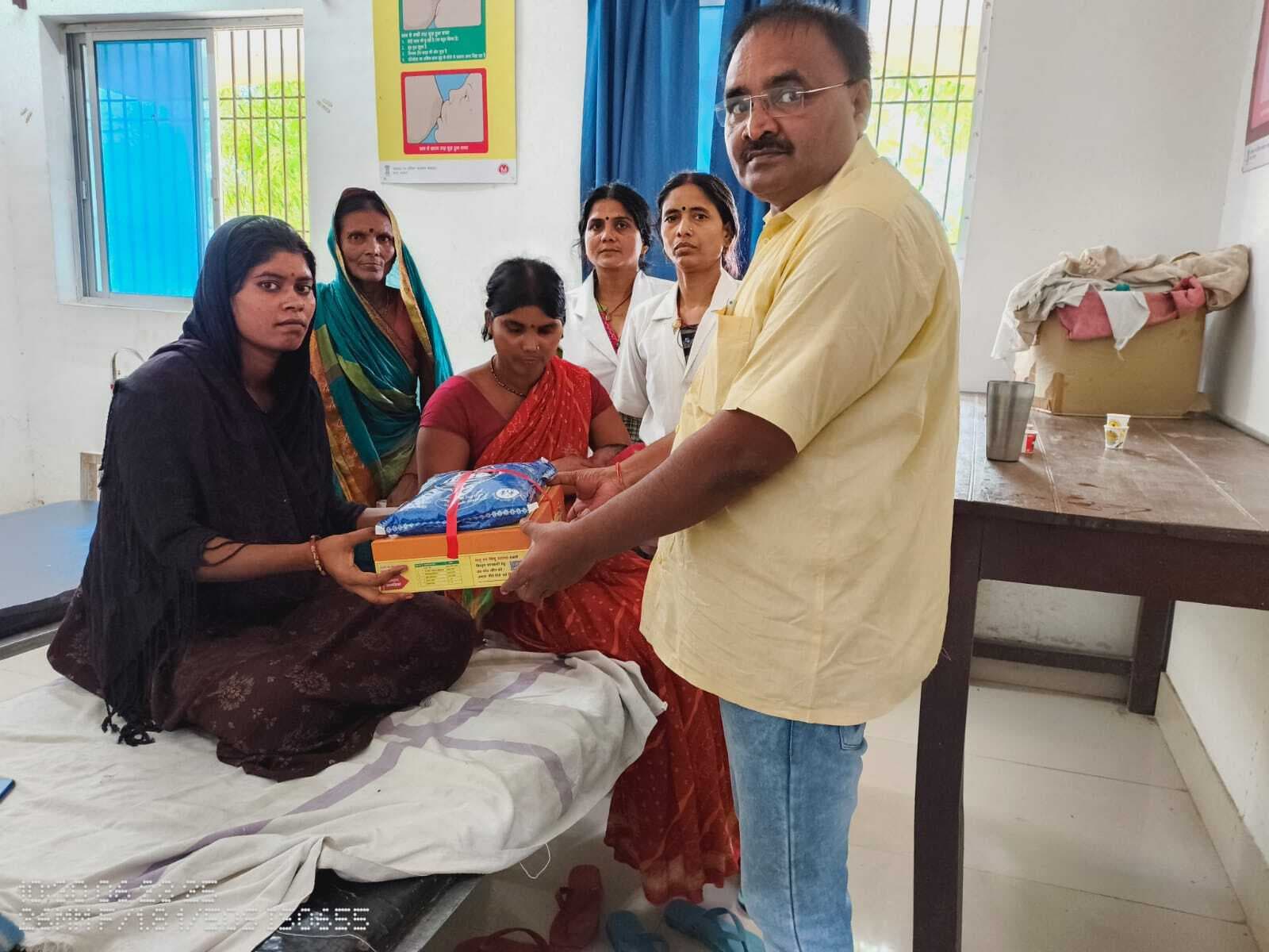 hajipur news. प्रसव के बाद महिलाओं को दी गयी जच्चा-बच्चा किट