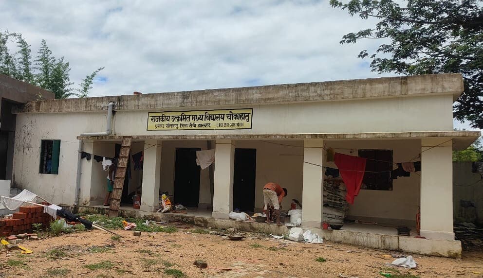 तीन वर्षों से स्कूल के तीन कमरों पर मजदूरों का कब्जा