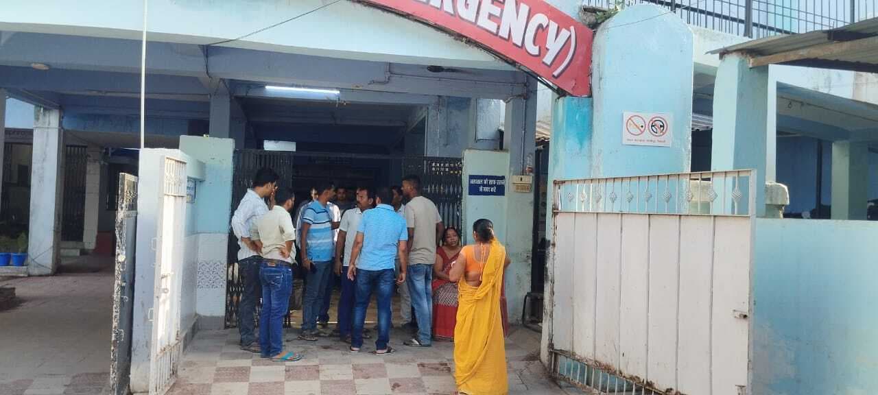 hajipur news. पुराने गंडक पुल के पास अज्ञात वाहन की ठोकर से शिक्षक की मौत