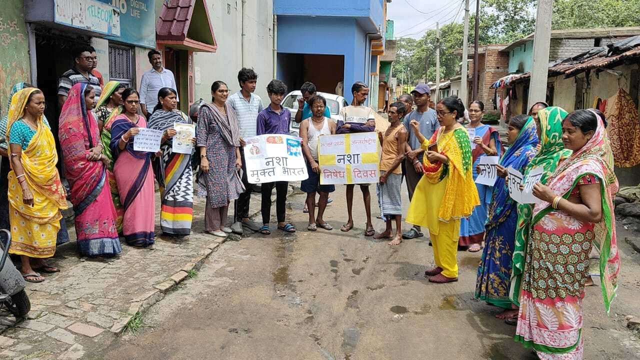 Dhanbad News : एग्यारकुंड में मद्य निषेध दिवस पर निकाली जागरूकता रैली